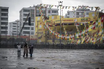 2024 Amed Newrozu sonrası yağmurla ıslanan Newroz alanından ayrılarak evlerine dönen insanların görüntüsü.