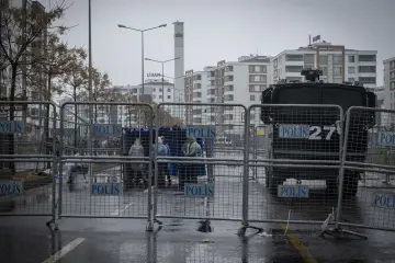 2024 Newrozunun Diyarbakır/Amed'de gerçekleştiği ve yöresel kıyafetler ile Kürtçe müzikler