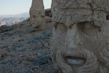 Adıyaman Nemrut Dağı'nda bulunan Kommagene dönemine ait dev taş heykel başları.