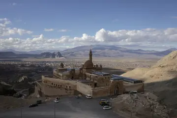 Ağrı Doğubayazıt'taki İshak Paşa Sarayı'nın ova, şehir ve dağlarla çevrili panoramik görünümü.