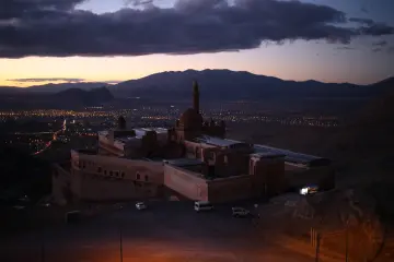 Ağrı Doğubayazıt'taki İshak Paşa Sarayı ve çevresinin akşam saatlerindeki dağ ve şehir manzarası.