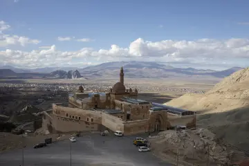 Ağrı Doğubayazıt'taki İshak Paşa Sarayı ve çevresindeki dağlar, ova ve şehir manzarası.