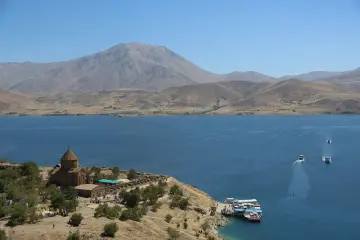 Van Gölü'ndeki Akdamar (Ahtamar) Adası'nda bulunan tarihi Surp Haç Kilisesi'nde her yıl Eylül ayında bir kez ibadet amacıyla ayin düzenlenmektedir. Diyarbakır, Bitlis, Malatya, Adıyaman, Mardin, İstanbul yanı sıra Diyaspora’da bulunan Ermeni Cemaati yılda bir kez kilisede bir araya geliyor.