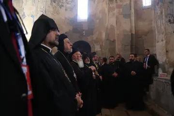Van Gölü'ndeki Akdamar (Ahtamar) Adası'nda bulunan tarihi Surp Haç Kilisesi'nde her yıl Eylül ayında bir kez ibadet amacıyla ayin düzenlenmektedir. Diyarbakır, Bitlis, Malatya, Adıyaman, Mardin, İstanbul yanı sıra Diyaspora’da bulunan Ermeni Cemaati yılda bir kez kilisede bir araya geliyor.