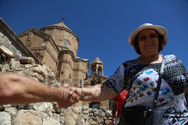 Van Gölü'ndeki Akdamar (Ahtamar) Adası'nda bulunan tarihi Surp Haç Kilisesi'nde her yıl Eylül ayında bir kez ibadet amacıyla ayin düzenlenmektedir. Diyarbakır, Bitlis, Malatya, Adıyaman, Mardin, İstanbul yanı sıra Diyaspora’da bulunan Ermeni Cemaati yılda bir kez kilisede bir araya geliyor.