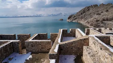 Akdamar Adası'ndaki tarihi kalıntılar, Van Gölü ve karla kaplı dağların buluştuğu eşsiz kış manzarası.