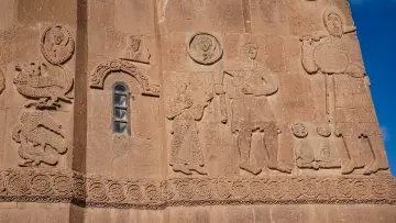 Akdamar Kilisesi'nin taş kabartmaları, Orta Çağ Ermeni mimarisi ve eşsiz taş işçiliğini gözler önüne seriyor.