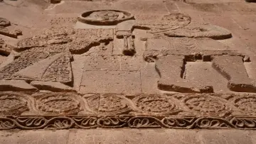 Akdamar Kilisesi cephe kabartmalarındaki kartal, melek ve taş süslemeleriyle Orta Çağ mimarisinin eşsiz detayları.