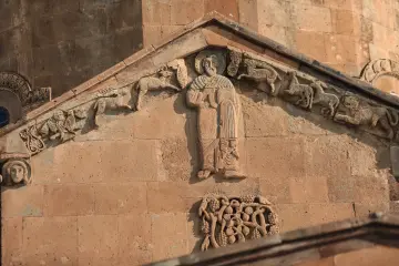 Akdamar Kilisesi dış cephesindeki kutsal figür ve taş kabartmalar Van'ın tarihi, kültürel ve mimari mirasını yansıtıyor.