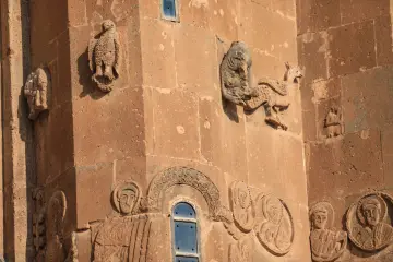 Akdamar Kilisesi dış cephesindeki taş kabartmalar ve Orta Çağ süslemeleri Van'ın tarihi ve kültürel mirasını yansıtıyor.