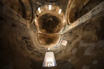 Akdamar Kilisesi'nin kubbesi, taş kemerleri ve fresk kalıntılarıyla Ermeni Orta Çağ mimarisinin etkileyici iç mekânı.