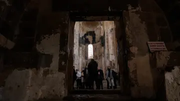 Akdamar Kilisesi'nin tarihi iç mekânı, freskleri ve ziyaretçileri Van'ın kültürel mirasını gözler önüne seriyor.