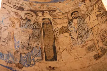 Akdamar Kilisesi'nin Orta Çağ freskleri ve tarihi duvar resimleri Van Gölü'nün kültürel mirasını yansıtıyor.