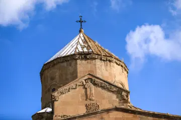 Akdamar Kilisesi kubbesi, taş kabartmaları ve haçıyla Van Gölü'nün tarihi mirasını yansıtan etkileyici görünüm.
