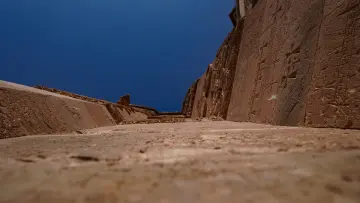 Akdamar Kilisesi taş duvarındaki haç kabartmaları ve tarihi mimari detaylar Van'ın kültürel mirasını yansıtıyor.