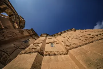 Akdamar Kilisesi'nin taş kabartmaları ve tarihi mimari detayları Van Gölü'nde eşsiz kültürel mirası gözler önüne seriyor.
