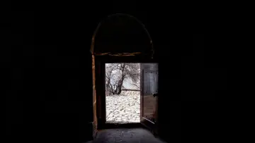 Akdamar Kilisesi'nin açık kapısından görülen karlı avlu ve tarihi mimari Van Gölü'nün eşsiz atmosferini yansıtıyor.