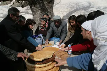 MunzuNehrinin başlangıç yeri olan Munzur Baba gözelerinde Hızır Orucu nedeniyle lokma dağıtıldı. Alevi inancında kutsal sayılan mekanda çıralar dağıtılarak, Alevi piri olan Ali Dede'nin duaları eşliğinde ibadetlerini gerçekleştirildi.