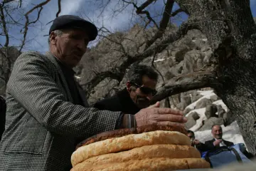 MunzuNehrinin başlangıç yeri olan Munzur Baba gözelerinde Hızır Orucu nedeniyle lokma dağıtıldı. Alevi inancında kutsal sayılan mekanda çıralar dağıtılarak, Alevi piri olan Ali Dede'nin duaları eşliğinde ibadetlerini gerçekleştirildi.