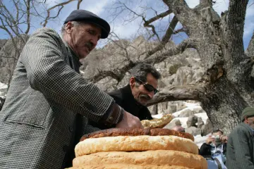 MunzuNehrinin başlangıç yeri olan Munzur Baba gözelerinde Hızır Orucu nedeniyle lokma dağıtıldı. Alevi inancında kutsal sayılan mekanda çıralar dağıtılarak, Alevi piri olan Ali Dede'nin duaları eşliğinde ibadetlerini gerçekleştirildi.