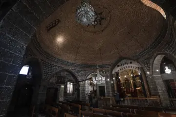 Amed Meryem Ana Süryani Kadim Kilisesi'nin tuğla kubbeli, bazalt taş duvarlı tarihi iç mekanı.