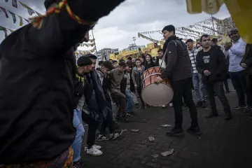 21 Mart 2025 Amed Newrozunda davul eşliğinde halay çeken gençler ve kutlama coşkusunu yansıtan kalabalık alan görüntüsü.