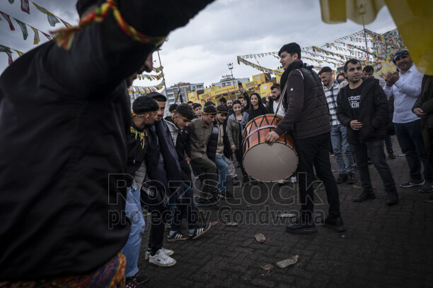 21 Mart 2025 Amed Newrozunda davul eşliğinde halay çeken gençler ve kutlama coşkusunu yansıtan kalabalık alan görüntüsü.
