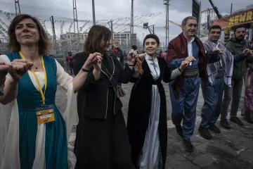 21 Mart 2025 Amed Newrozunda el ele halay çeken katılımcılar, geleneksel kıyafetler ve kutlama sevinci.
