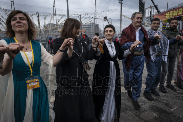 21 Mart 2025 Amed Newrozunda el ele halay çeken katılımcılar, geleneksel kıyafetler ve kutlama sevinci.