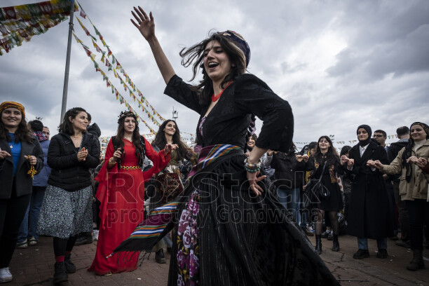 21 Mart 2025 Diyarbakır Amed Newrozunda kadınların geleneksel kıyafetlerle halay çektiği coşkulu kutlama anı.