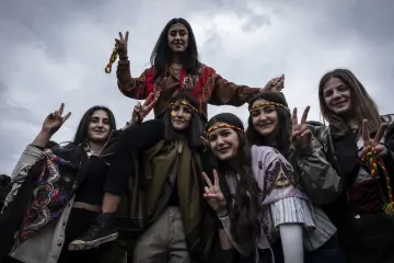 21 Mart 2025 Diyarbakır Amed Newrozunda renkli kıyafetleriyle zafer işareti yapan kadınların özgürlük ve kutlama coşkusu.