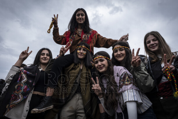 21 Mart 2025 Diyarbakır Amed Newrozunda renkli kıyafetleriyle zafer işareti yapan kadınların özgürlük ve kutlama coşkusu.
