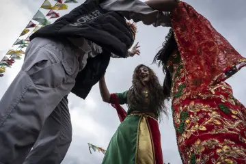 21 Mart 2025 Amed Newrozunda geleneksel kıyafetlerle kutlama sevincini ve bahar coşkusunu yansıtan renkli etkinlik görüntüsü.