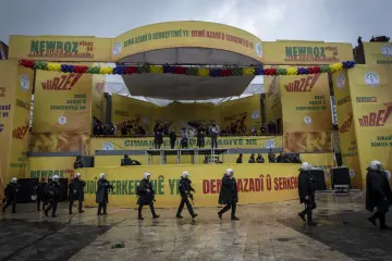 2024 Amed Newrozu'nda özgürlük ve zafer şiarıyla süslenen Newroz Parkı sahnesi ve yağmurlu kutlama atmosferi.