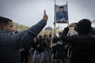 21 Mart 2025 Amed Newrozunda Selahattin Demirtaş pankartı önünde zafer işareti yapan katılımcılar ve kutlama coşkusu.