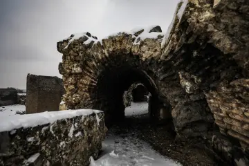 Amed'in tarihi  surlarına yağan karın oluşturduğu kartpostallık ve masalsı manzaralar ve çocukların neşesinin yansıdığı fotoğraf  kareleri