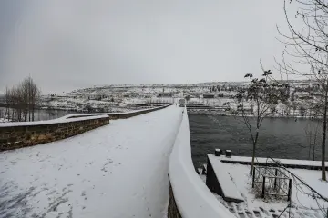 Amed'in tarihi  surlarına yağan karın oluşturduğu kartpostallık ve masalsı manzaralar ve çocukların neşesinin yansıdığı fotoğraf  kareleri