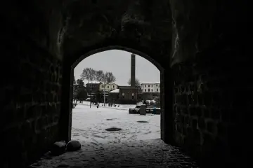 Amed'in tarihi  surlarına yağan karın oluşturduğu kartpostallık ve masalsı manzaralar ve çocukların neşesinin yansıdığı fotoğraf  kareleri