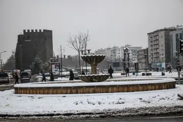 Amed'in tarihi  surlarına yağan karın oluşturduğu kartpostallık ve masalsı manzaralar ve çocukların neşesinin yansıdığı fotoğraf  kareleri