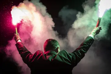 Diyarbakır'da Amedspor taraftarının kırmızı ve yeşil meşalelerle gerçekleştirdiği şampiyonluk kutlaması.