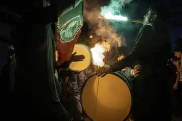 Amedspor taraftarlarının Diyarbakır'da davul, bayrak ve meşaleler eşliğinde gerçekleştirdiği şampiyonluk kutlaması.