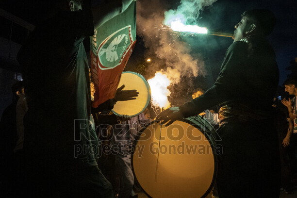Amedspor taraftarlarının Diyarbakır'da davul, bayrak ve meşaleler eşliğinde gerçekleştirdiği şampiyonluk kutlaması.