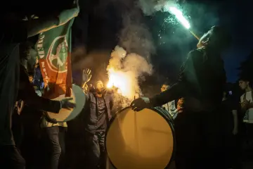 Diyarbakır'da Amedspor taraftarlarının davul, bayrak ve yeşil meşalelerle gerçekleştirdiği şampiyonluk kutlaması.