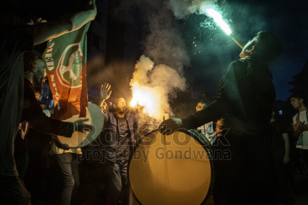 Diyarbakır'da Amedspor taraftarlarının davul, bayrak ve yeşil meşalelerle gerçekleştirdiği şampiyonluk kutlaması.