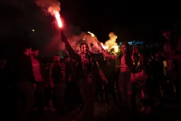 Diyarbakır'da Amedspor taraftarlarının meşaleler ve yoğun duman eşliğinde gerçekleştirdiği gece şampiyonluk kutlaması.