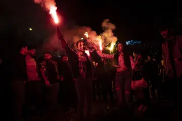 Diyarbakır'da Amedspor taraftarlarının meşaleler, yoğun duman ve takım atkılarıyla gerçekleştirdiği şampiyonluk kutlaması.