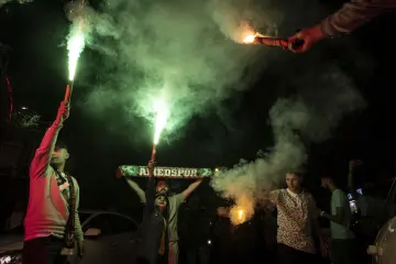 Diyarbakır'da Amedspor taraftarlarının yeşil meşaleler ve yoğun duman eşliğinde şampiyonluk kutlaması.