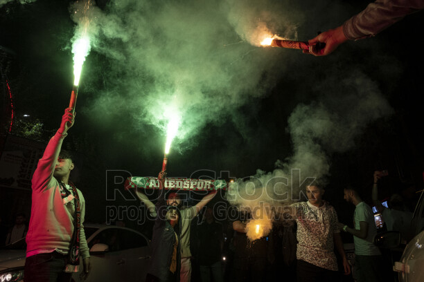 Diyarbakır'da Amedspor taraftarlarının yeşil meşaleler ve yoğun duman eşliğinde şampiyonluk kutlaması.