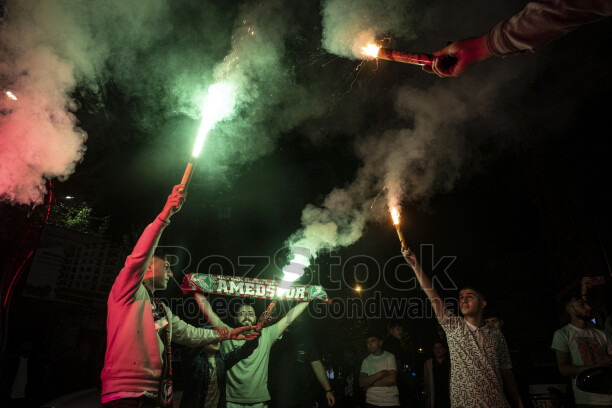 Diyarbakır'da Amedspor taraftarlarının yeşil meşaleler ve yoğun duman eşliğinde şampiyonluk kutlaması.
