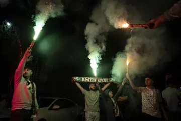 Diyarbakır'da Amedspor taraftarlarının yeşil ve turuncu meşalelerle gerçekleştirdiği şampiyonluk kutlaması.
